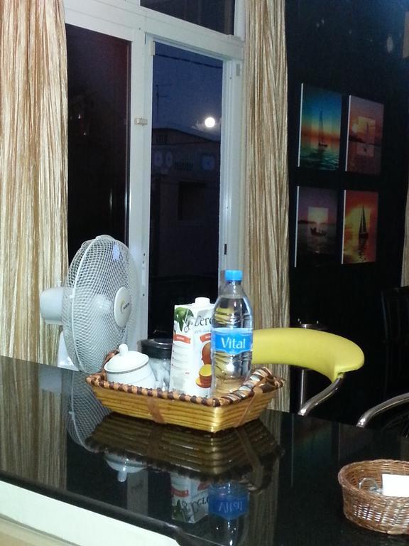 Krishangel Beach Apartment Flic en Flac Exterior photo