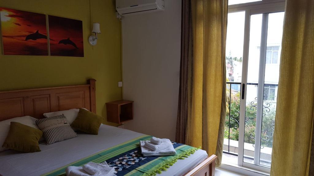 Krishangel Beach Apartment Flic en Flac Exterior photo