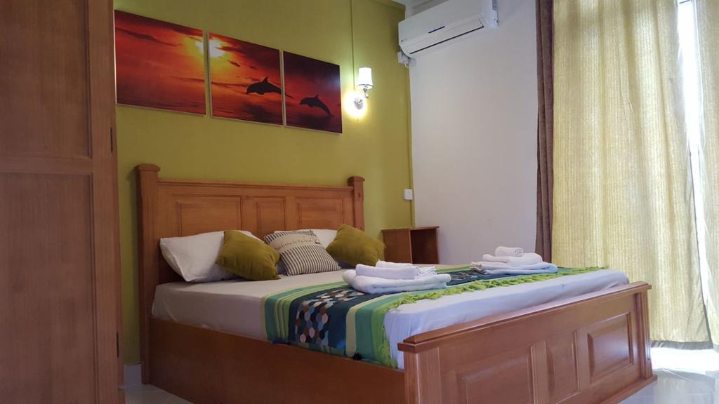 Krishangel Beach Apartment Flic en Flac Exterior photo