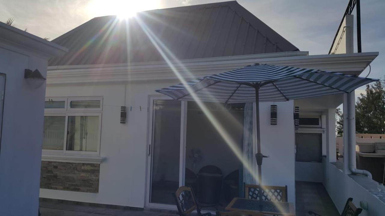 Krishangel Beach Apartment Flic en Flac Exterior photo