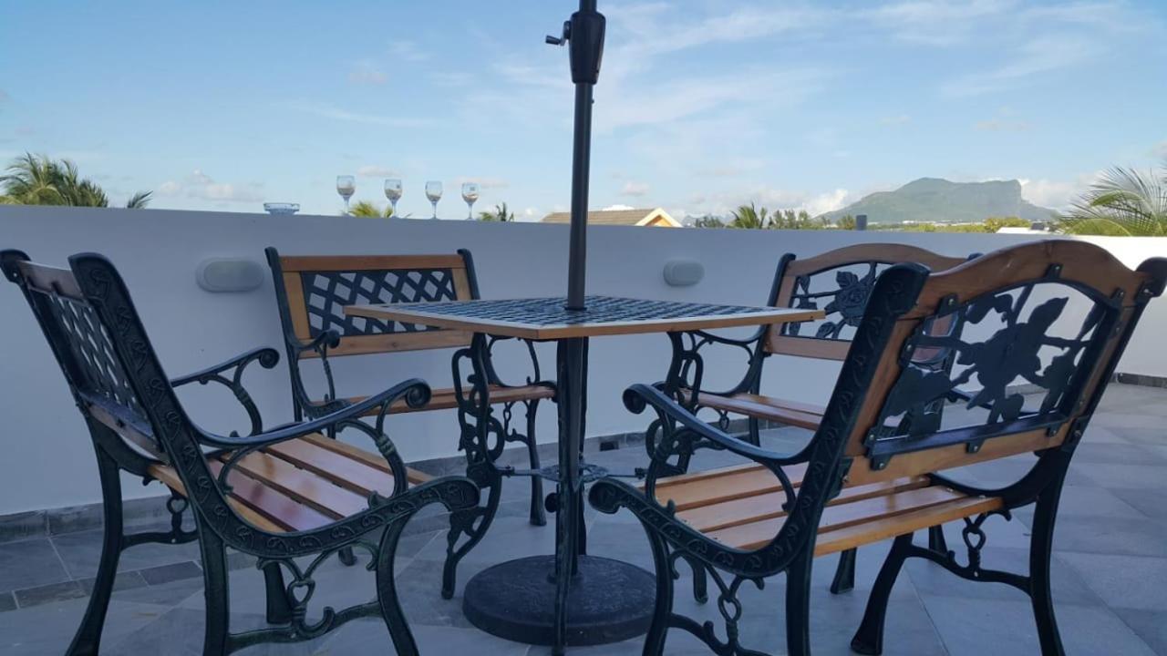 Krishangel Beach Apartment Flic en Flac Exterior photo