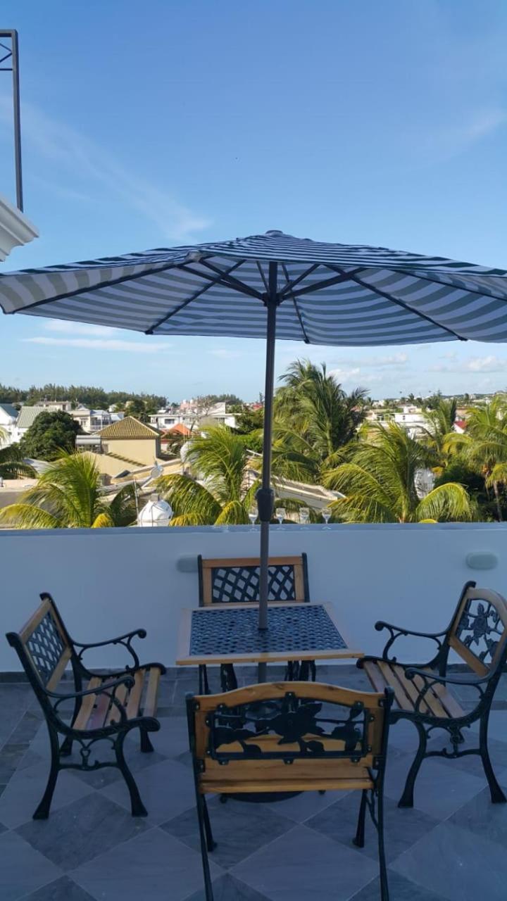 Krishangel Beach Apartment Flic en Flac Exterior photo